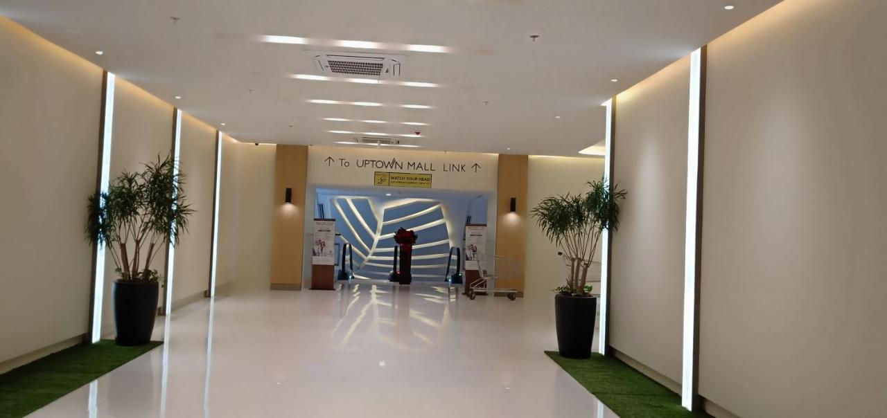 One Uptown Opposite Of Grandhyatt Hotel Manila Taguig City Екстер'єр фото