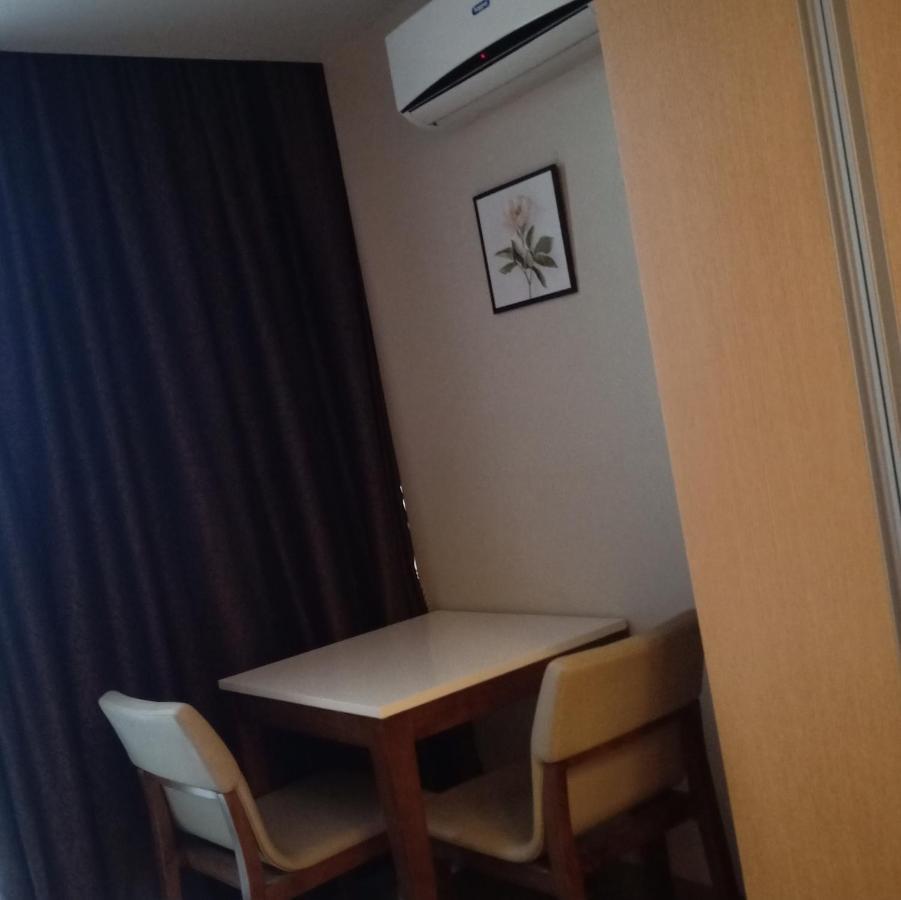 One Uptown Opposite Of Grandhyatt Hotel Manila Taguig City Екстер'єр фото